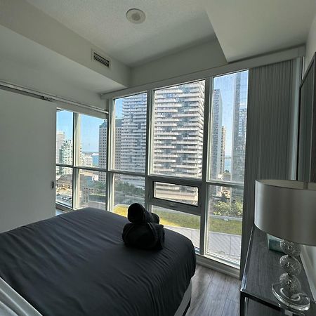 Newly Updated 2Br, 2Bath & Den In Downtown Toronto Beside Union Station & Scotia Bank Arena! Экстерьер фото