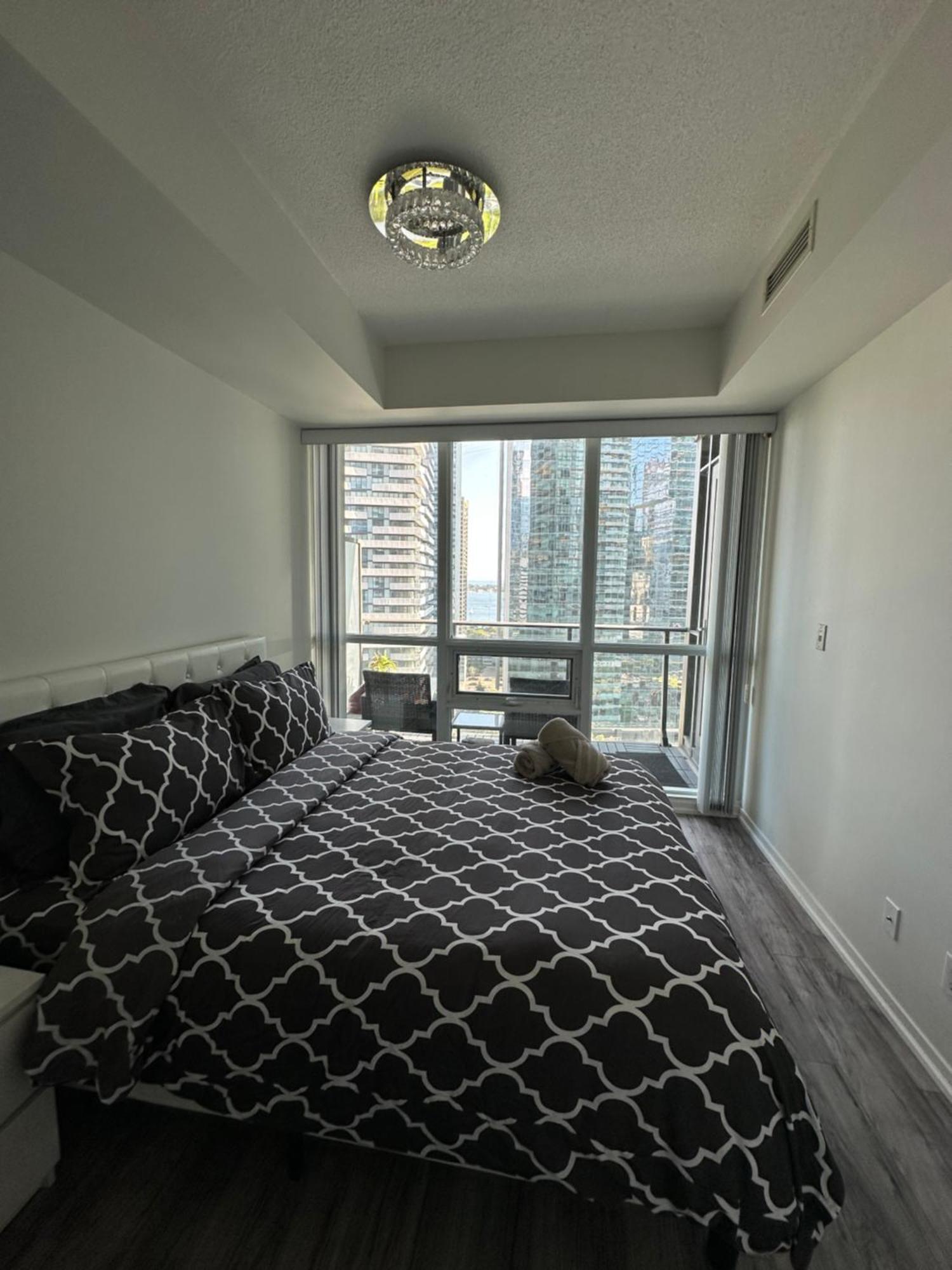 Newly Updated 2Br, 2Bath & Den In Downtown Toronto Beside Union Station & Scotia Bank Arena! Экстерьер фото