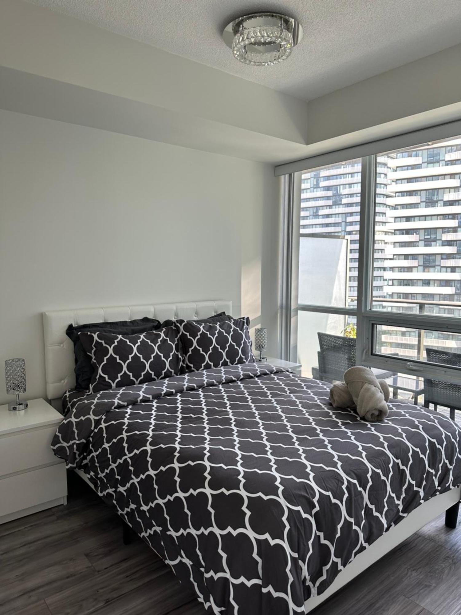 Newly Updated 2Br, 2Bath & Den In Downtown Toronto Beside Union Station & Scotia Bank Arena! Экстерьер фото