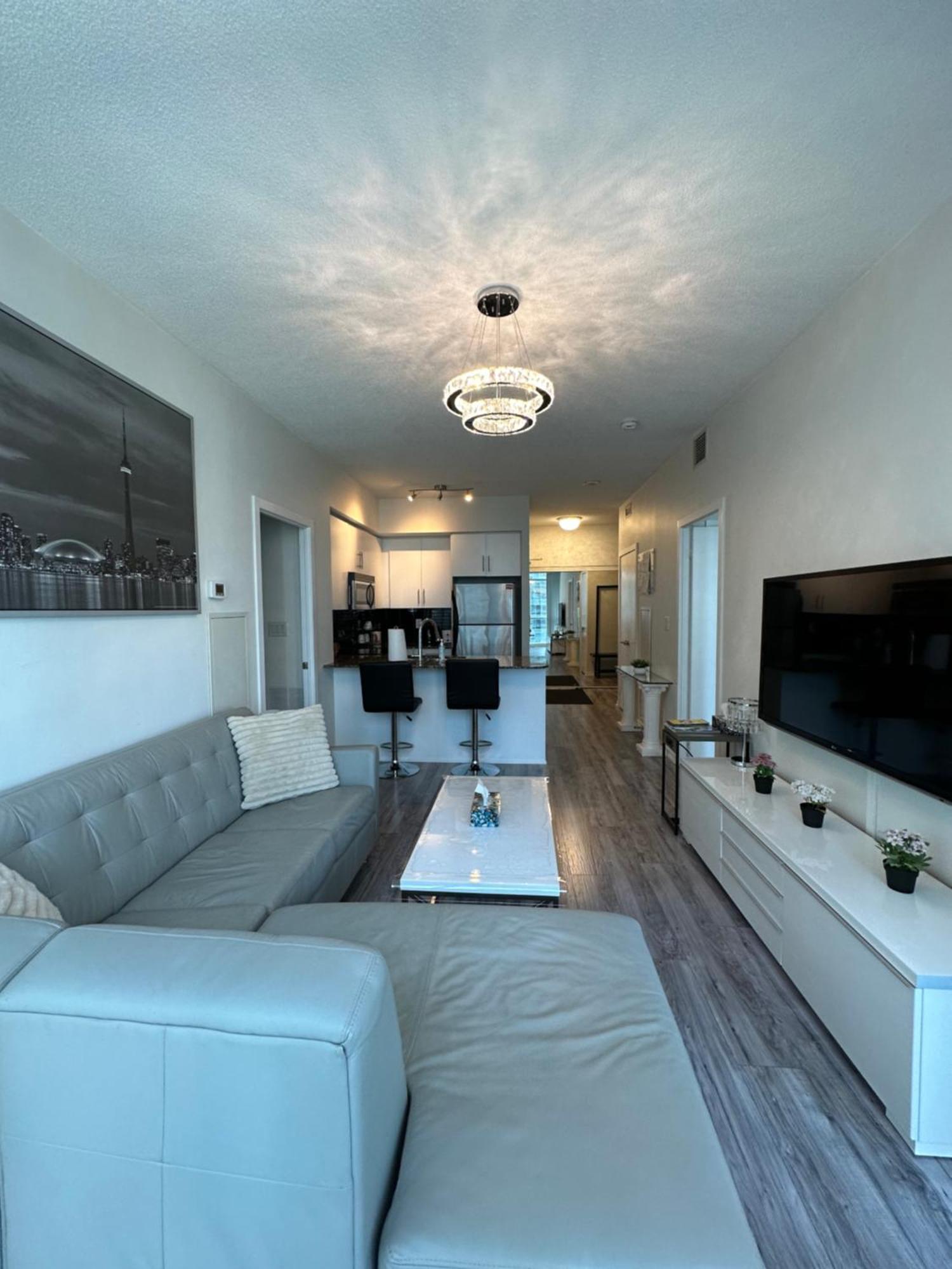 Newly Updated 2Br, 2Bath & Den In Downtown Toronto Beside Union Station & Scotia Bank Arena! Экстерьер фото