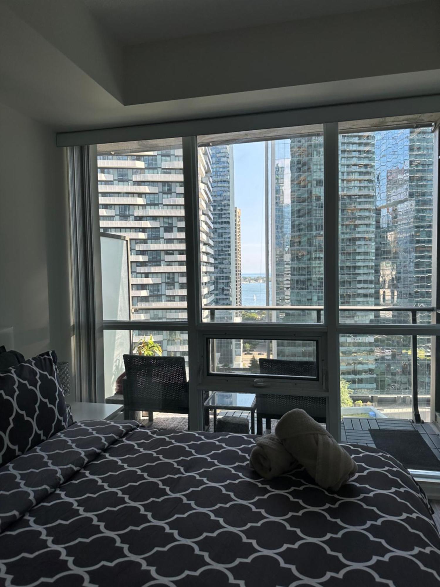 Newly Updated 2Br, 2Bath & Den In Downtown Toronto Beside Union Station & Scotia Bank Arena! Экстерьер фото