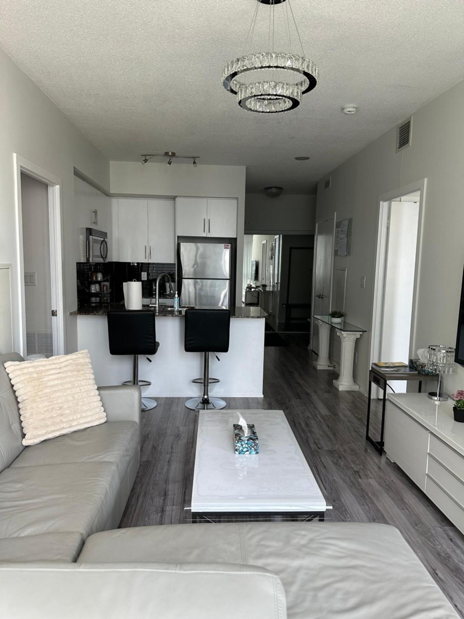 Newly Updated 2Br, 2Bath & Den In Downtown Toronto Beside Union Station & Scotia Bank Arena! Экстерьер фото