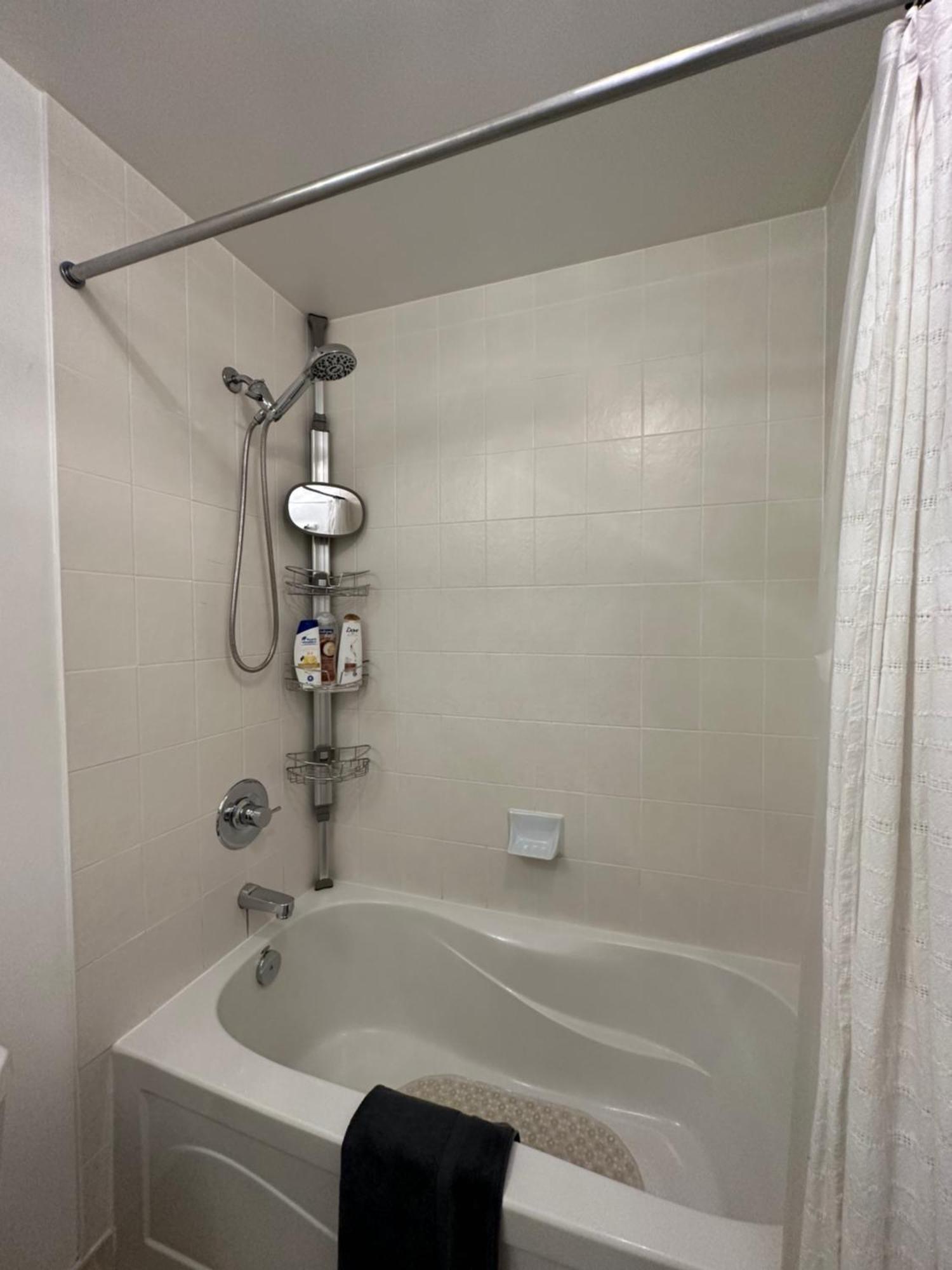 Newly Updated 2Br, 2Bath & Den In Downtown Toronto Beside Union Station & Scotia Bank Arena! Экстерьер фото