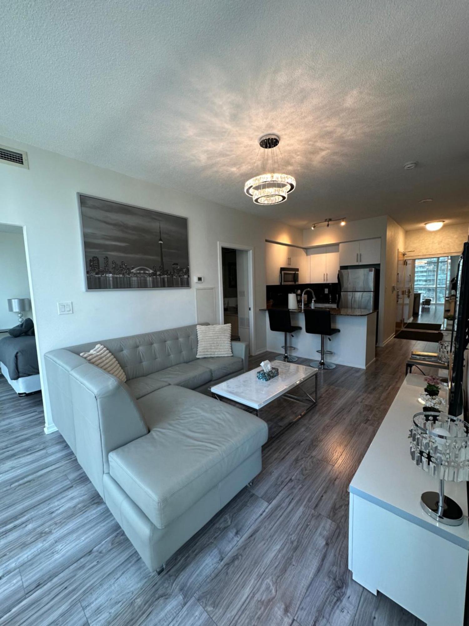 Newly Updated 2Br, 2Bath & Den In Downtown Toronto Beside Union Station & Scotia Bank Arena! Экстерьер фото