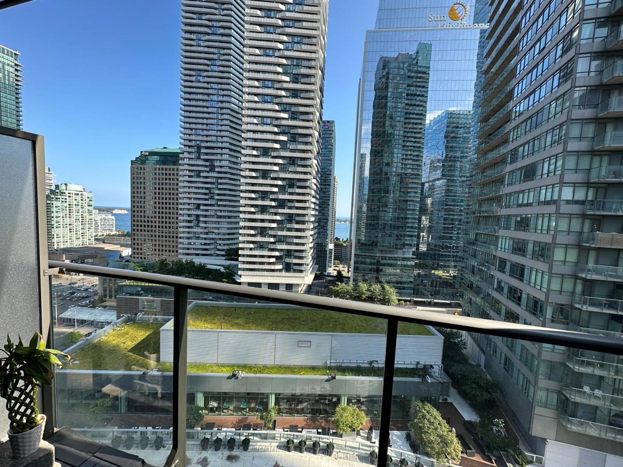 Newly Updated 2Br, 2Bath & Den In Downtown Toronto Beside Union Station & Scotia Bank Arena! Экстерьер фото