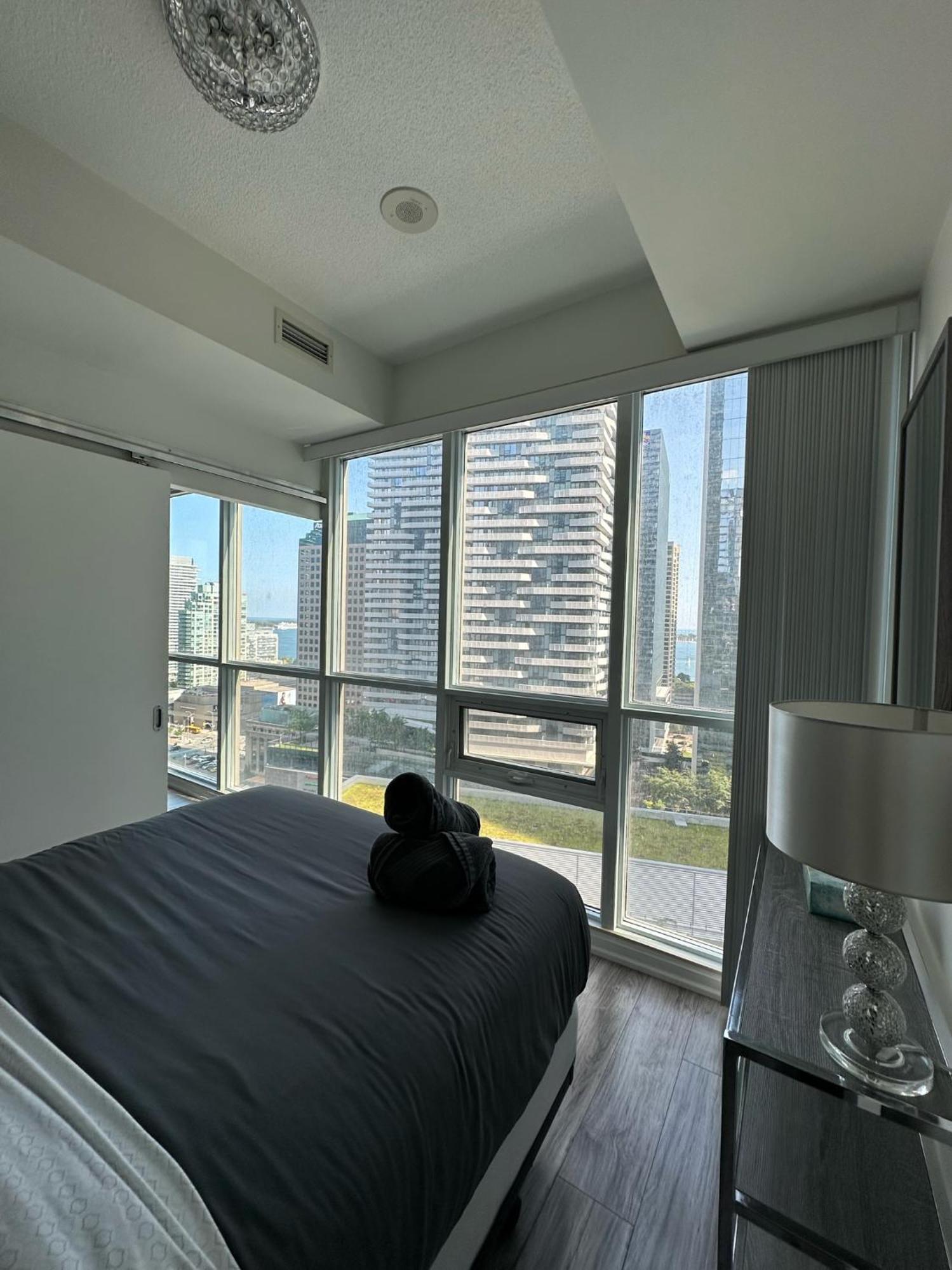 Newly Updated 2Br, 2Bath & Den In Downtown Toronto Beside Union Station & Scotia Bank Arena! Экстерьер фото